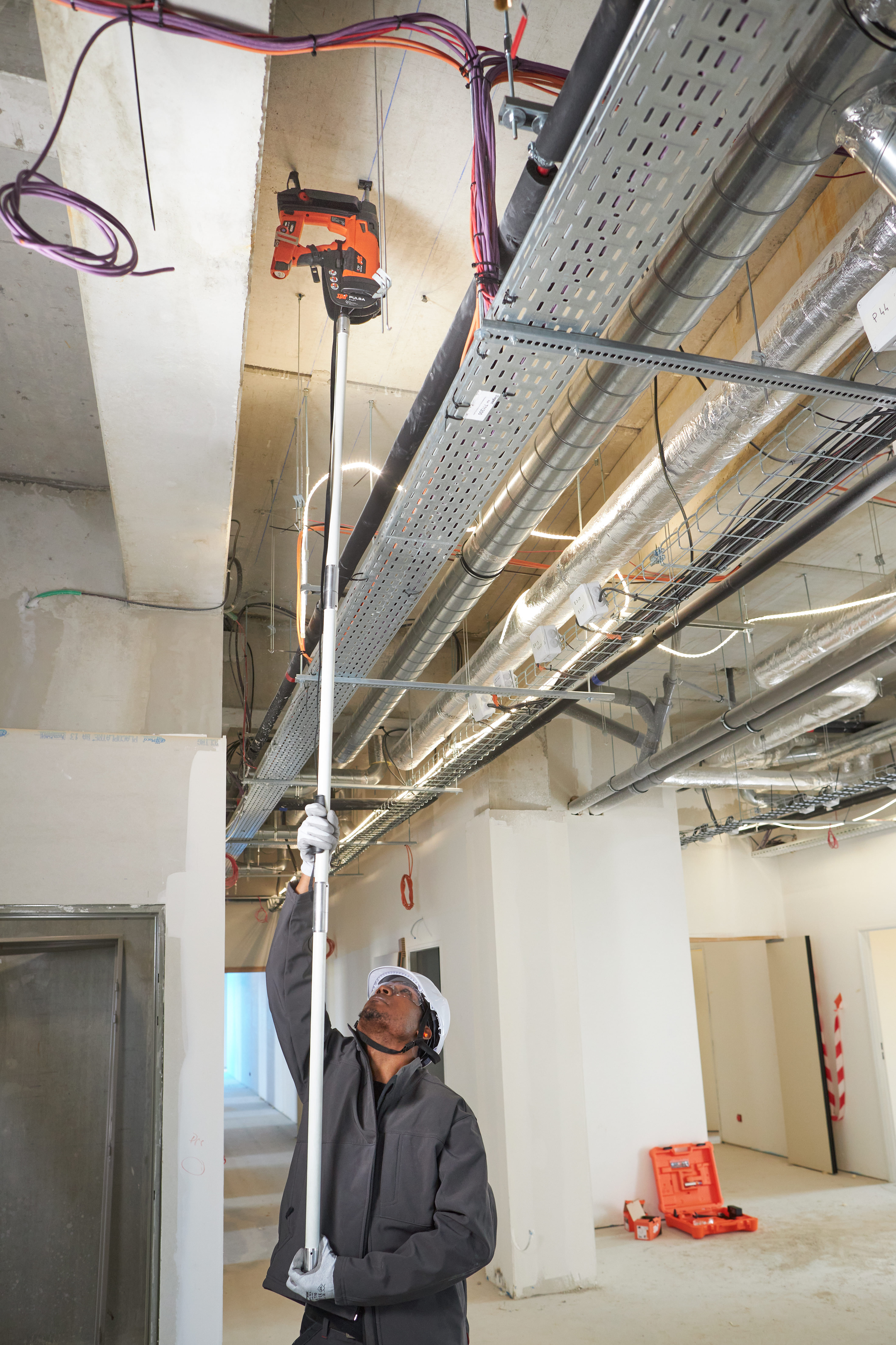 Fixation de câbles, gaines et tubes IRL au plafond par clouage avce le PULSA 40E